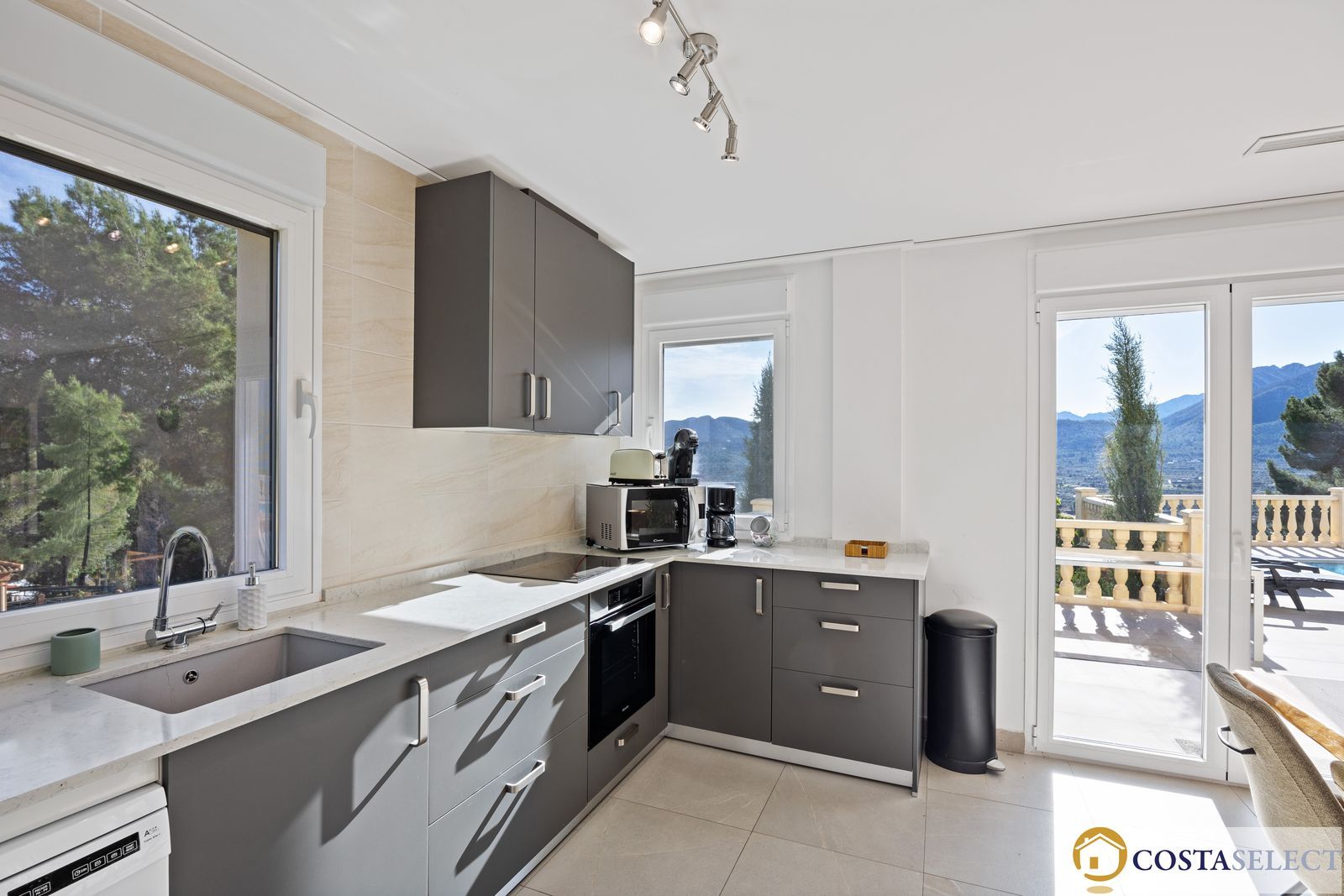 Moderne keuken met uitzicht op de bergen