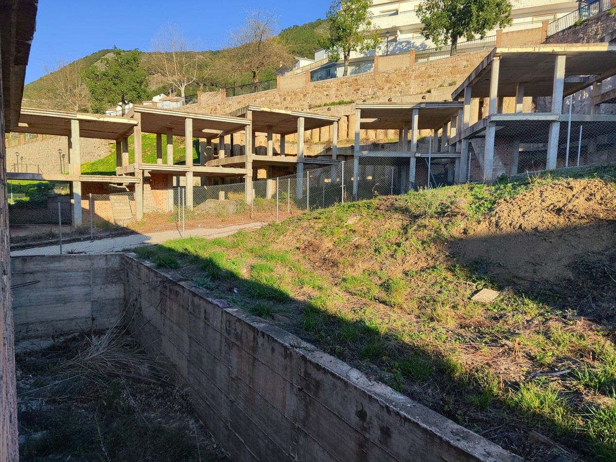 Onvoltooide gebouwen op een bouwplaats in de buitenlucht.