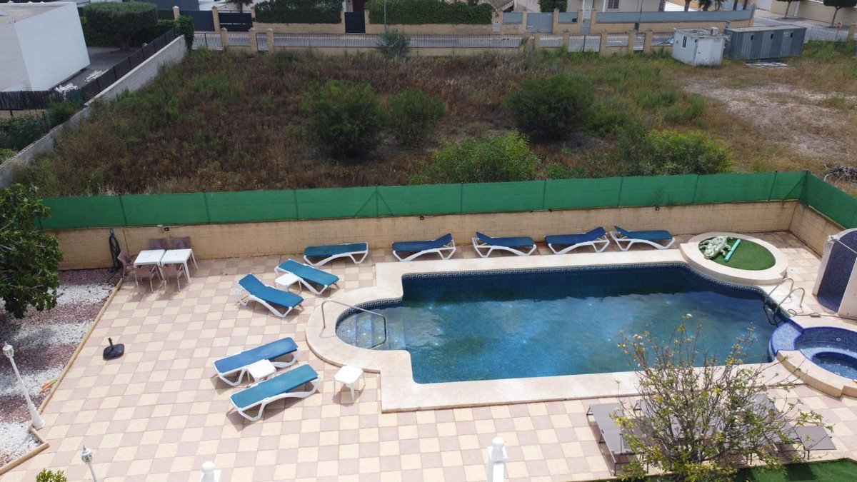 4 Bed Wolnostojąca willa in L'Alfás del Pi, Wolnostojąca Willa