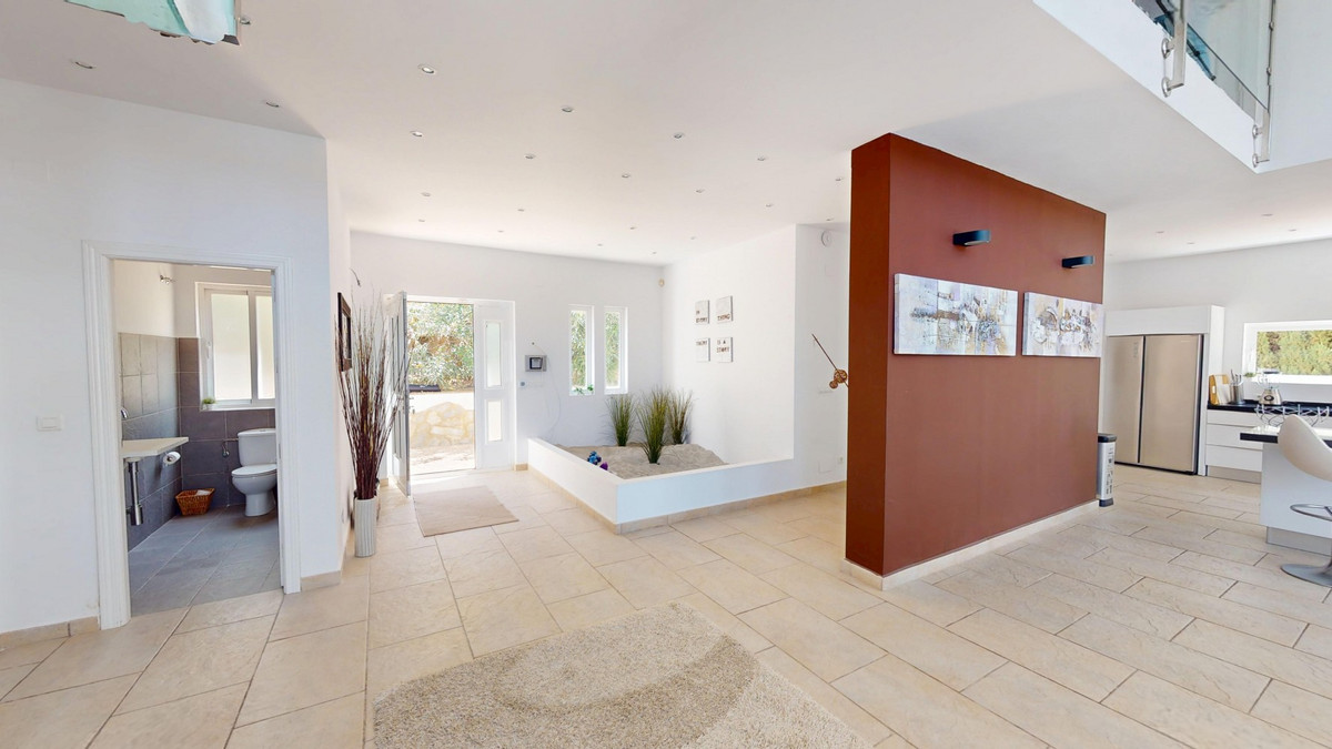 Lichte open interieur met badkamer, tuin en keuken.