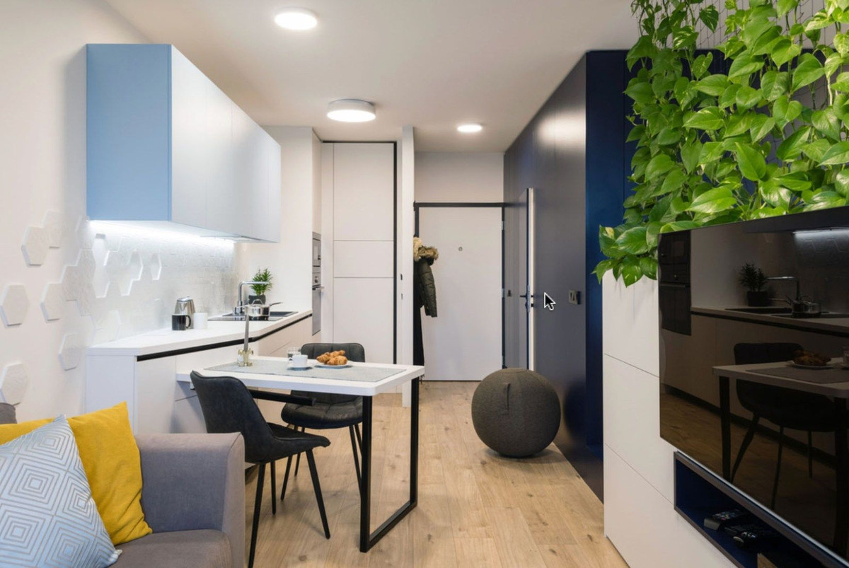 Modern appartement met open keuken en eethoek.