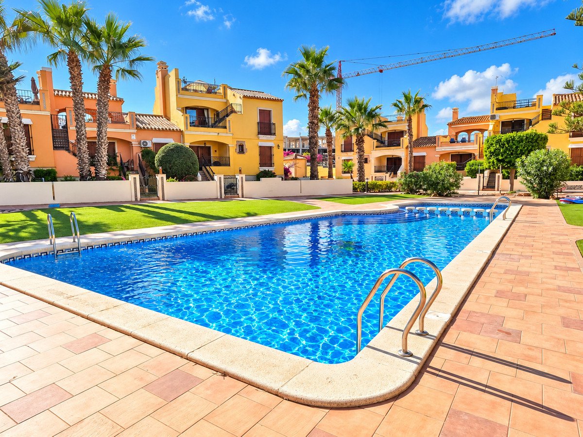 2 Bed شقة في الطابق الأوسط in La Finca Golf
