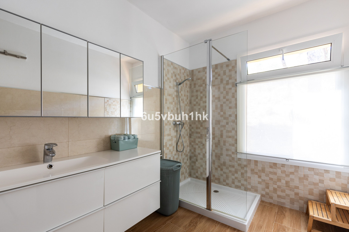 Moderne badkamer met witte kasten en inloopdouche