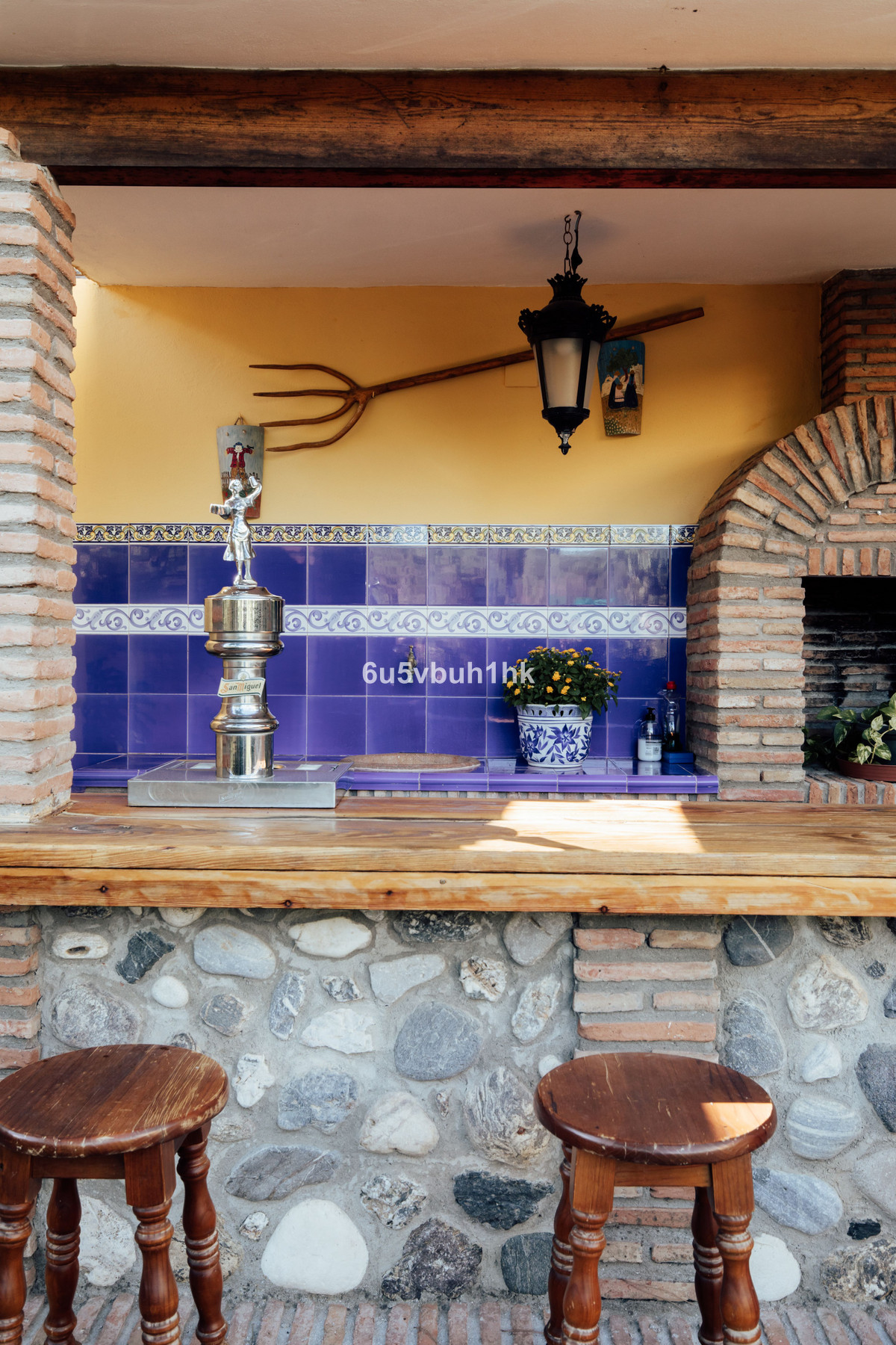 Buitenbar met zitplaatsen en rustieke details