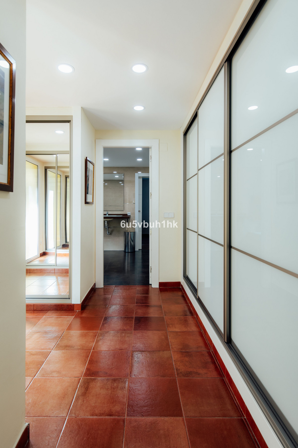 Hal met badkamer en schuifdeur design.