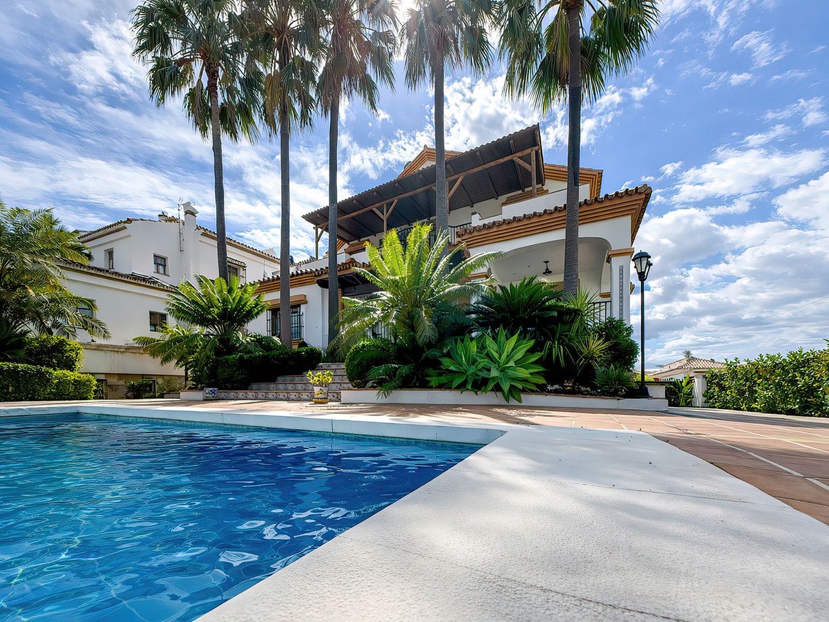 4 Bed فيلا مستقلة in Alhaurín el Grande في Alhaurín el Grande, فيلا منفصلة