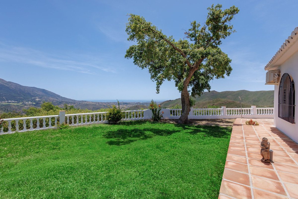 5 Bed Detached Villa in Alhaurín el Grande in Alhaurín el Grande, 