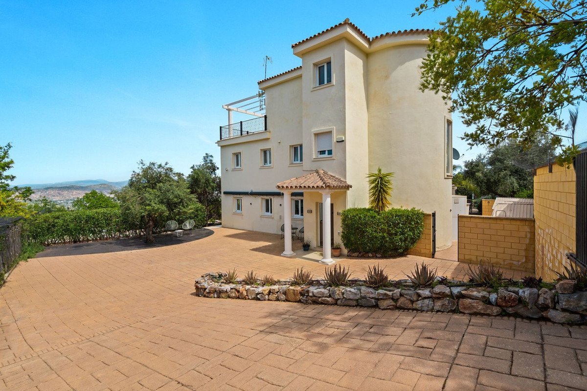 4 Bed Detached Villa in Alhaurín el Grande in Alhaurín el Grande — Detached Villa