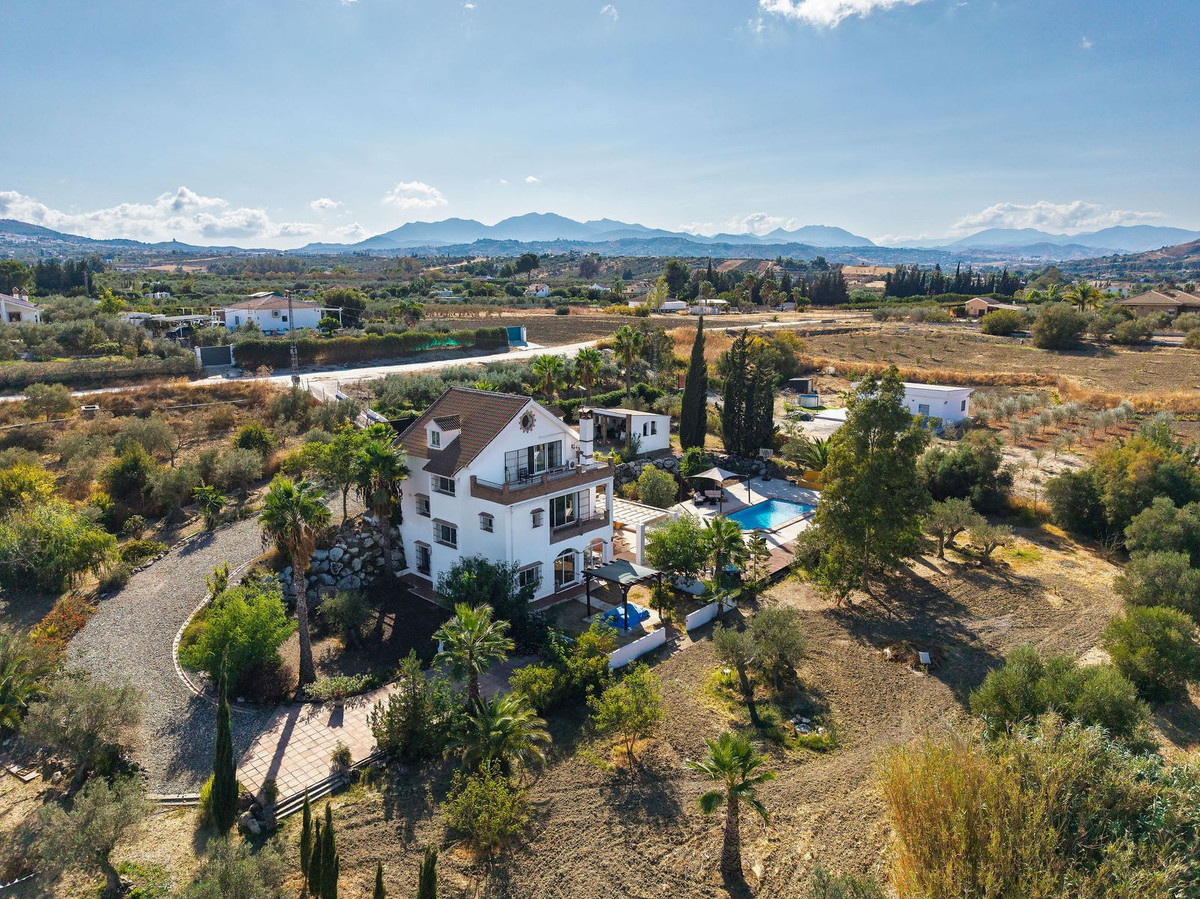 4 Bed Vrijstaande Villa in Alhaurín el Grande in Alhaurín el Grande — Vrijstaande Villa