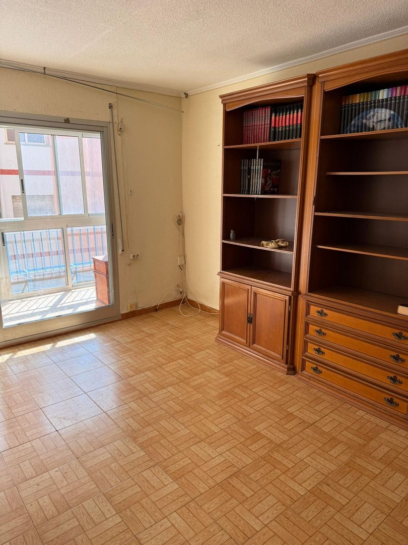 3 Bed Middle Floor Apartment in Alicante in Alicante, 