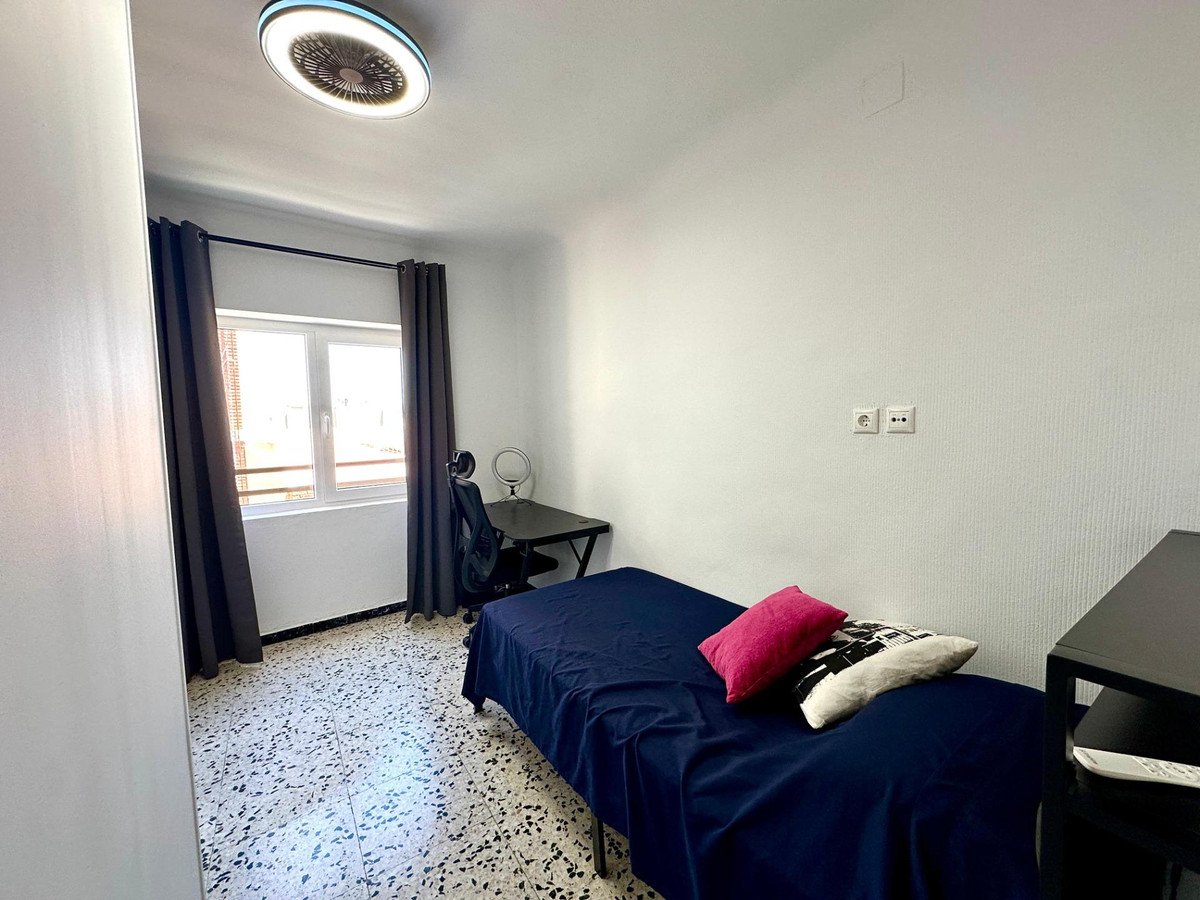 5 Bed Middle Floor Apartment in Alicante in Alicante, Apartment
