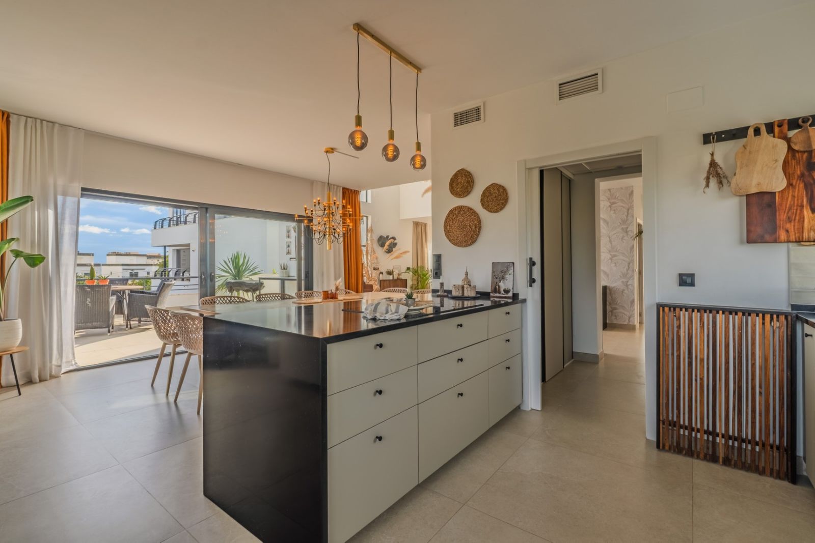 Moderne keuken met eiland en toegang tot terras.