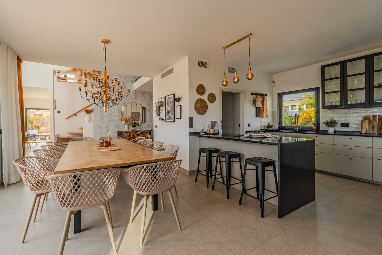 Stijlvolle open keuken en eetkamer met houten tafel en moderne inrichting.