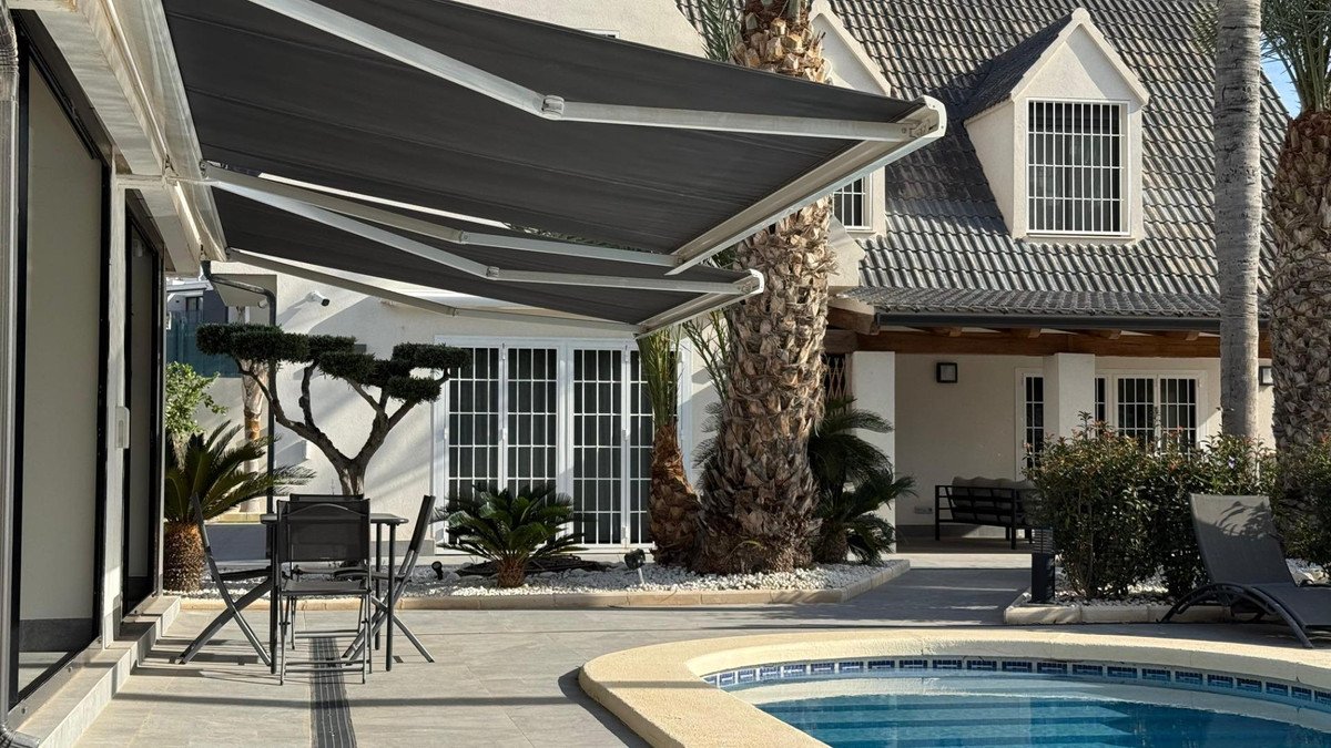 Property in Alicante في Alicante, 