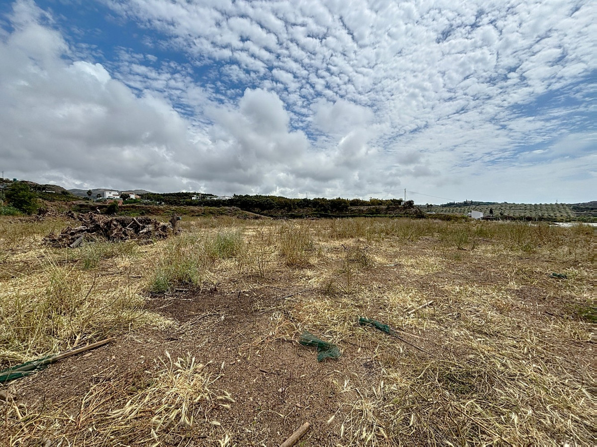 1 Bed Land in Almayate w Almayate — Grunt