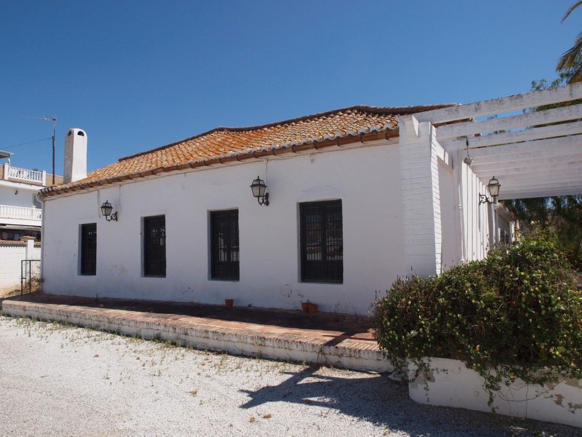 Witte huis buitenkant in Spanje met terracotta dakpannen.
