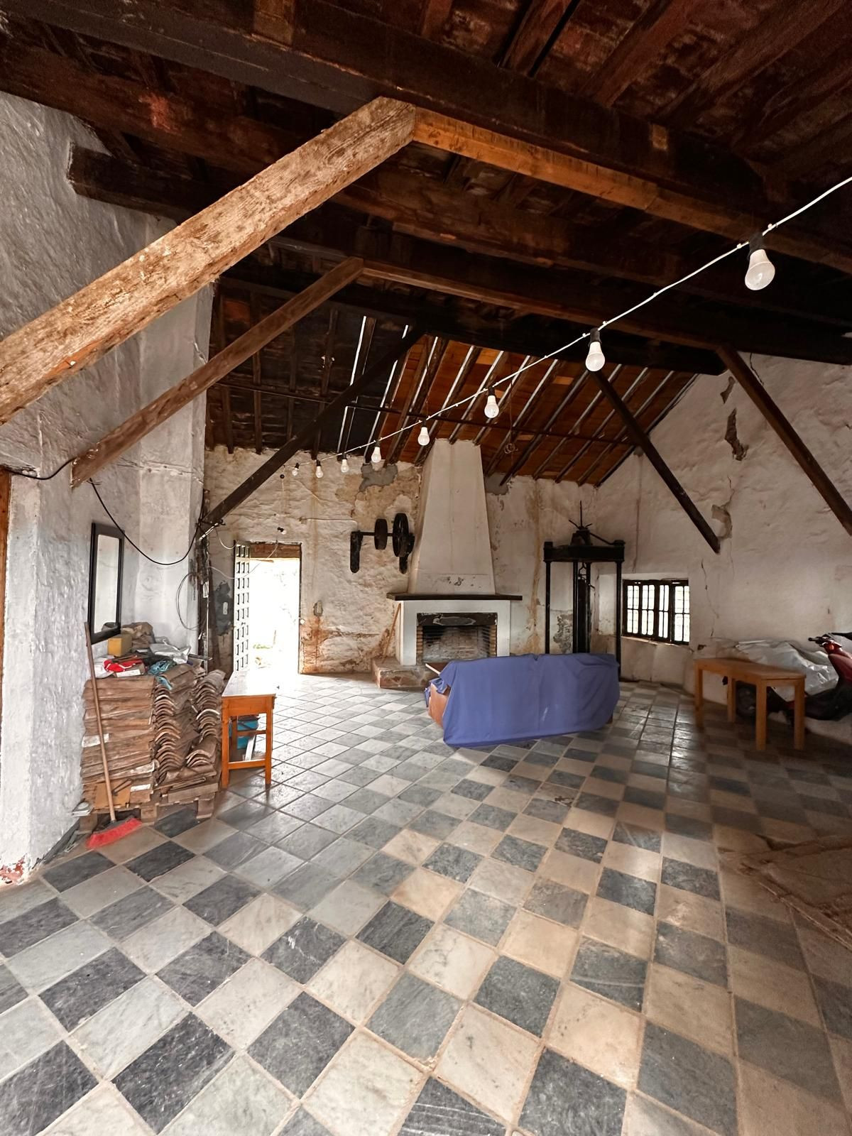 Rustiek interieur met balkenplafond en geblokte vloer