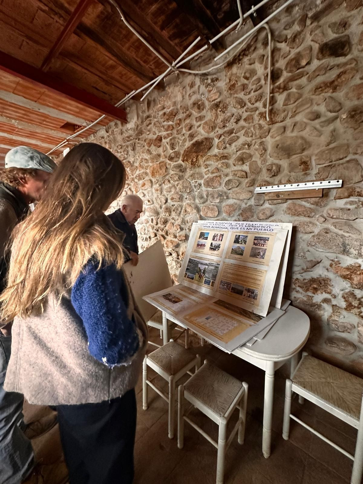 Mensen kijken naar historische tentoonstelling in Almoquia, Spanje.