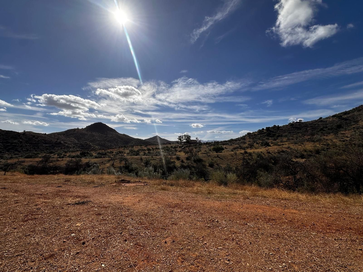 Aride landschap met bergen en blauwe lucht