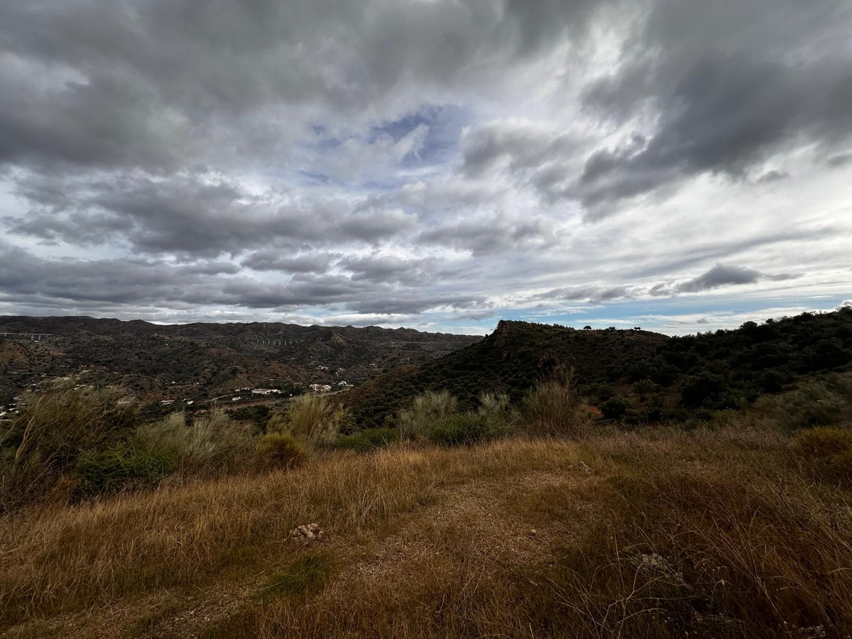 Uitzicht op bergen en bewolkte lucht