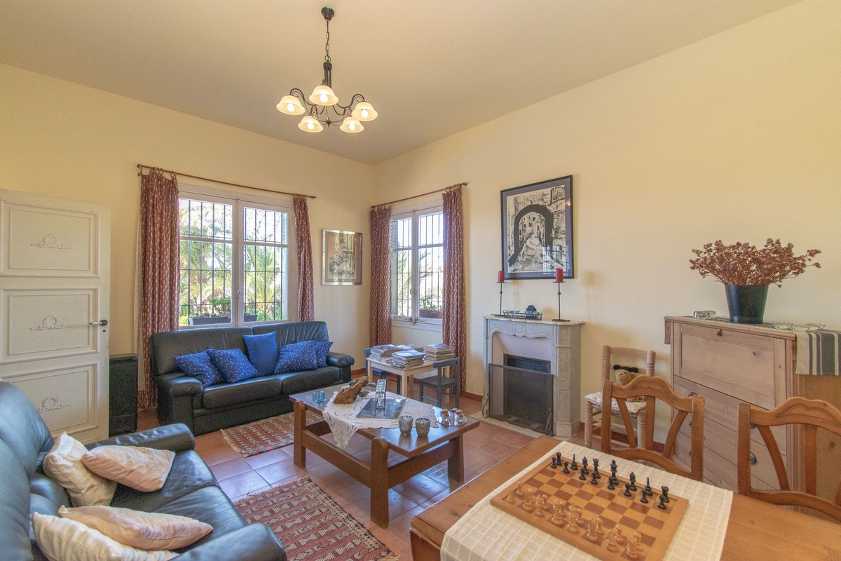Gezellige woonkamer met open haard en schaakbord