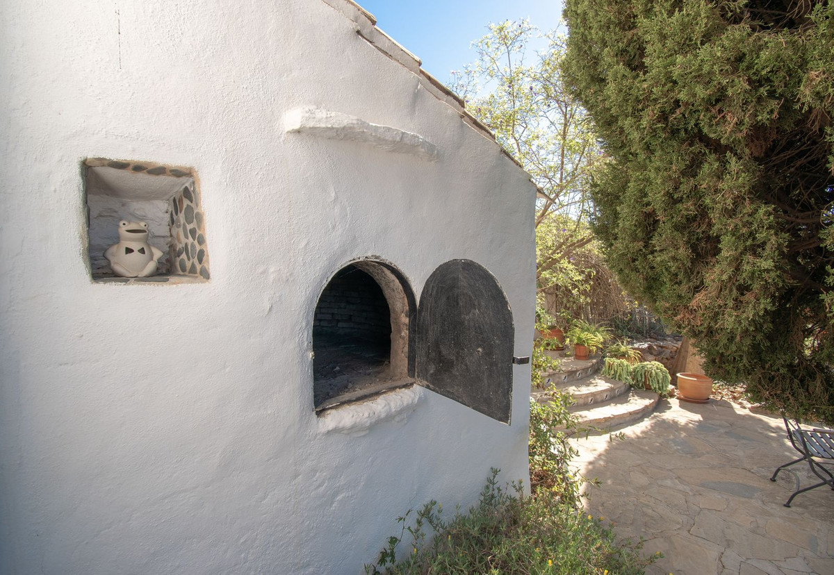 Wit gebouw met oven en buitenruimte