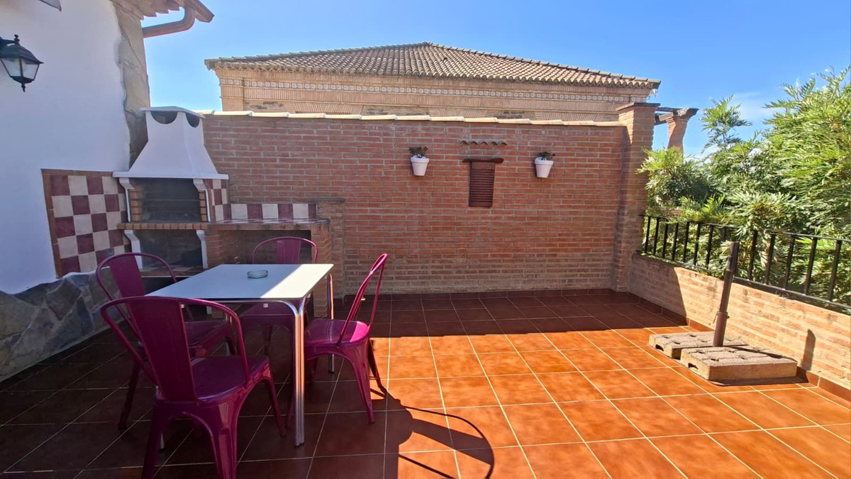 Terras met barbecue en eethoek in de buitenlucht