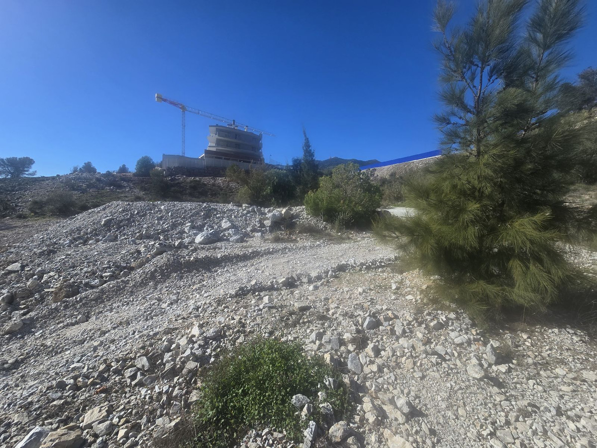 Bouwplaats van onroerend goed met kraan en stenen terrein.