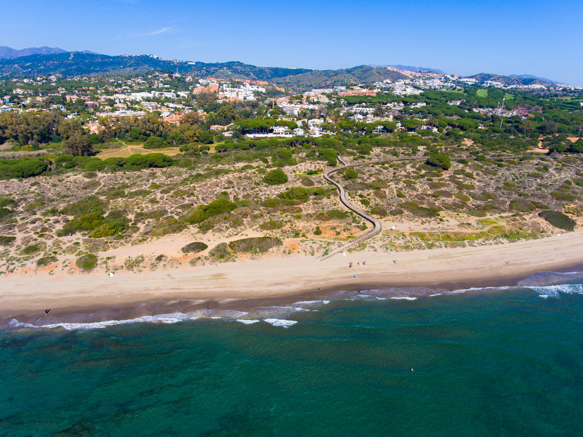 Luchtfoto van strand en kustlijn in Marbella, Spanje