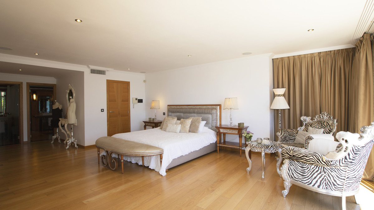 Luxe slaapkamer met zebraprint meubels en houten vloer