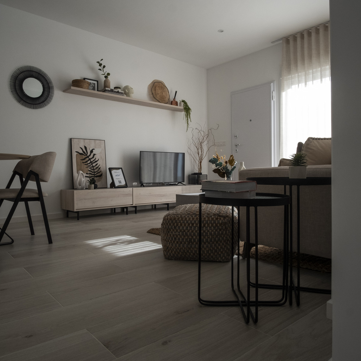 Moderne woonkamer interieur met stijlvolle decoratie en meubels.