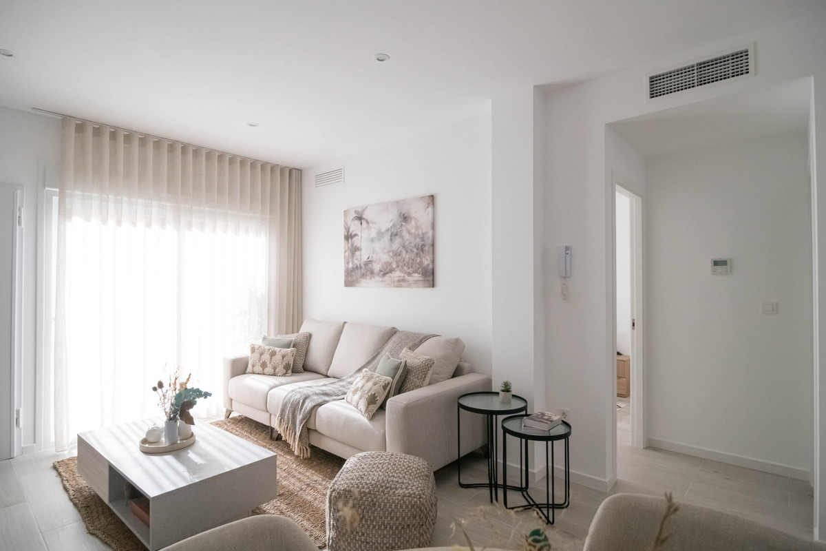 Lichte woonkamer met neutrale tinten, stijlvol ingericht.