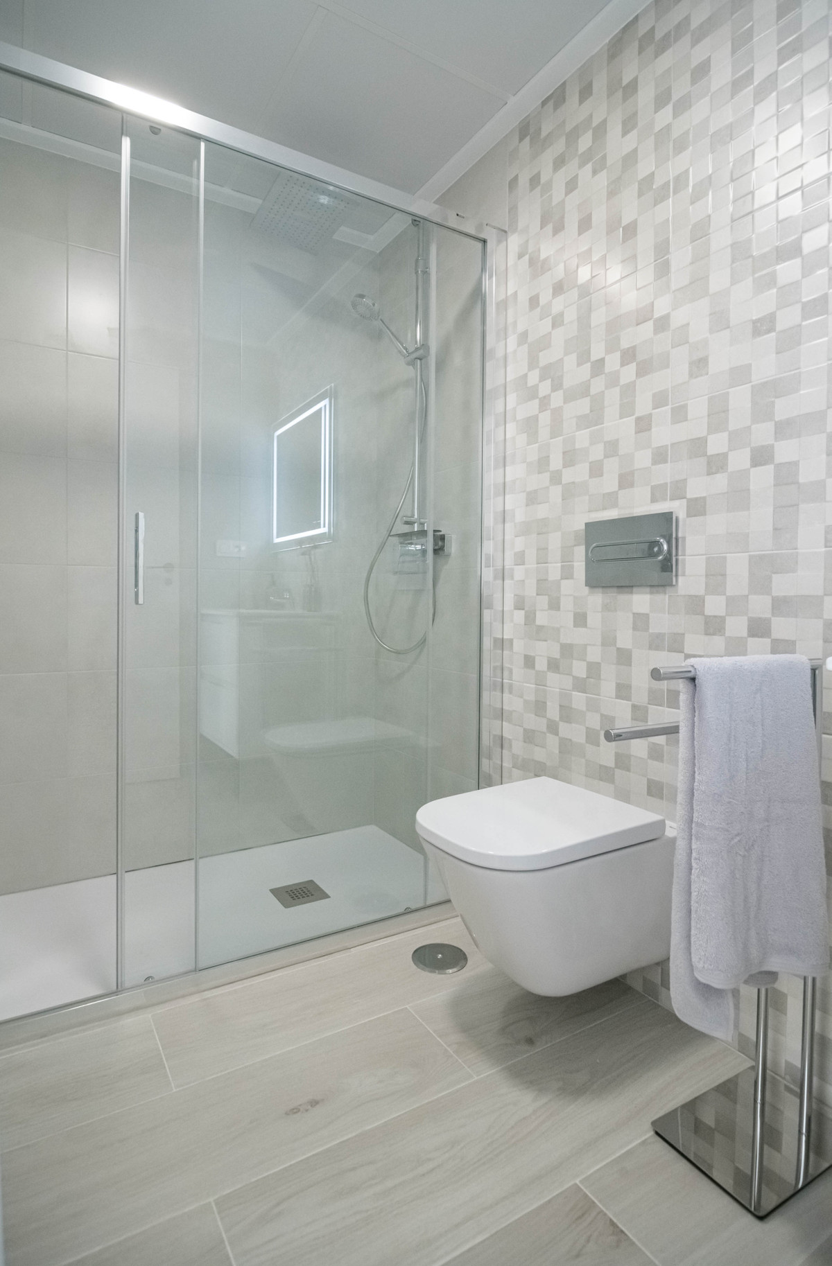 Moderne badkamer met douche en toilet