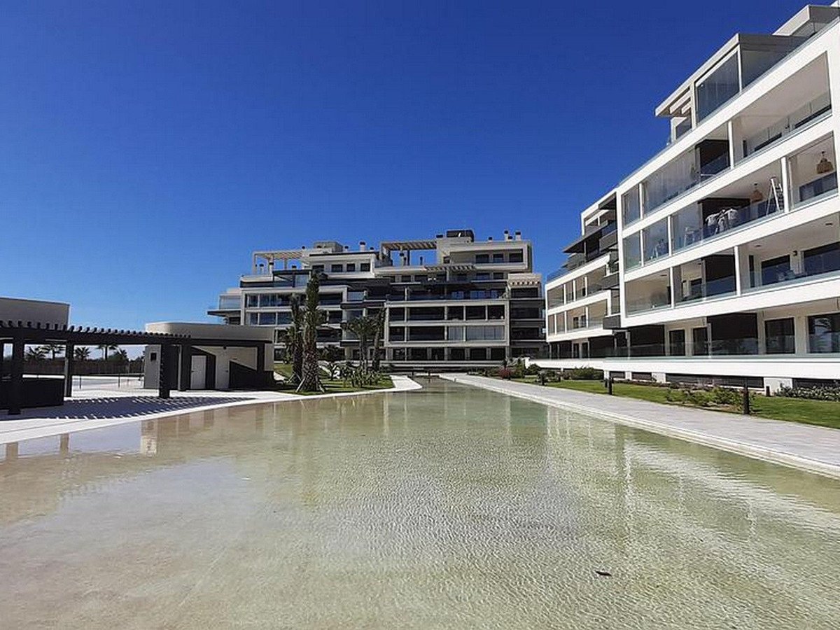 3 Bed شقة في الطابق الأوسط in Isla Canela في Isla Canela — 