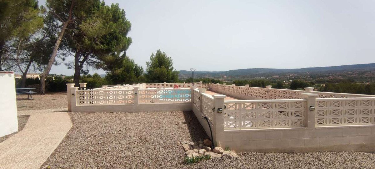 9 Bed Property in Ayora في Ayora — 