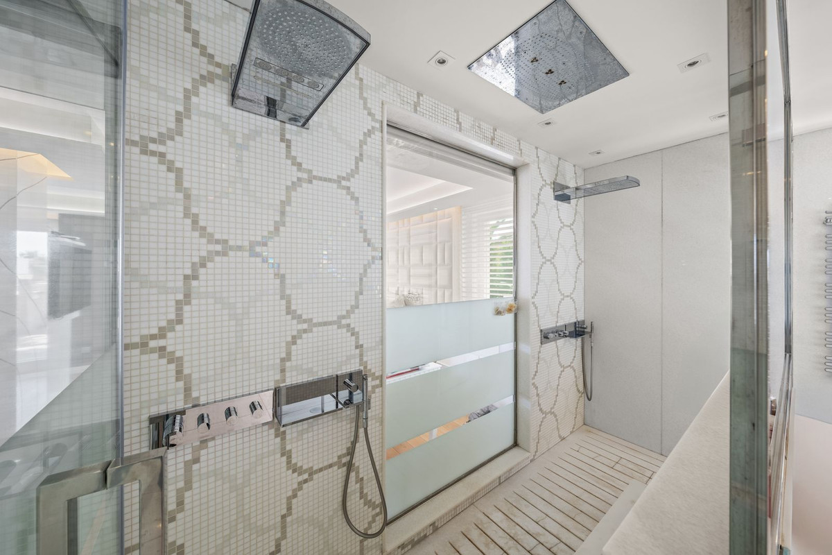 Luxe badkamer met mozaïek tegels en regendouche