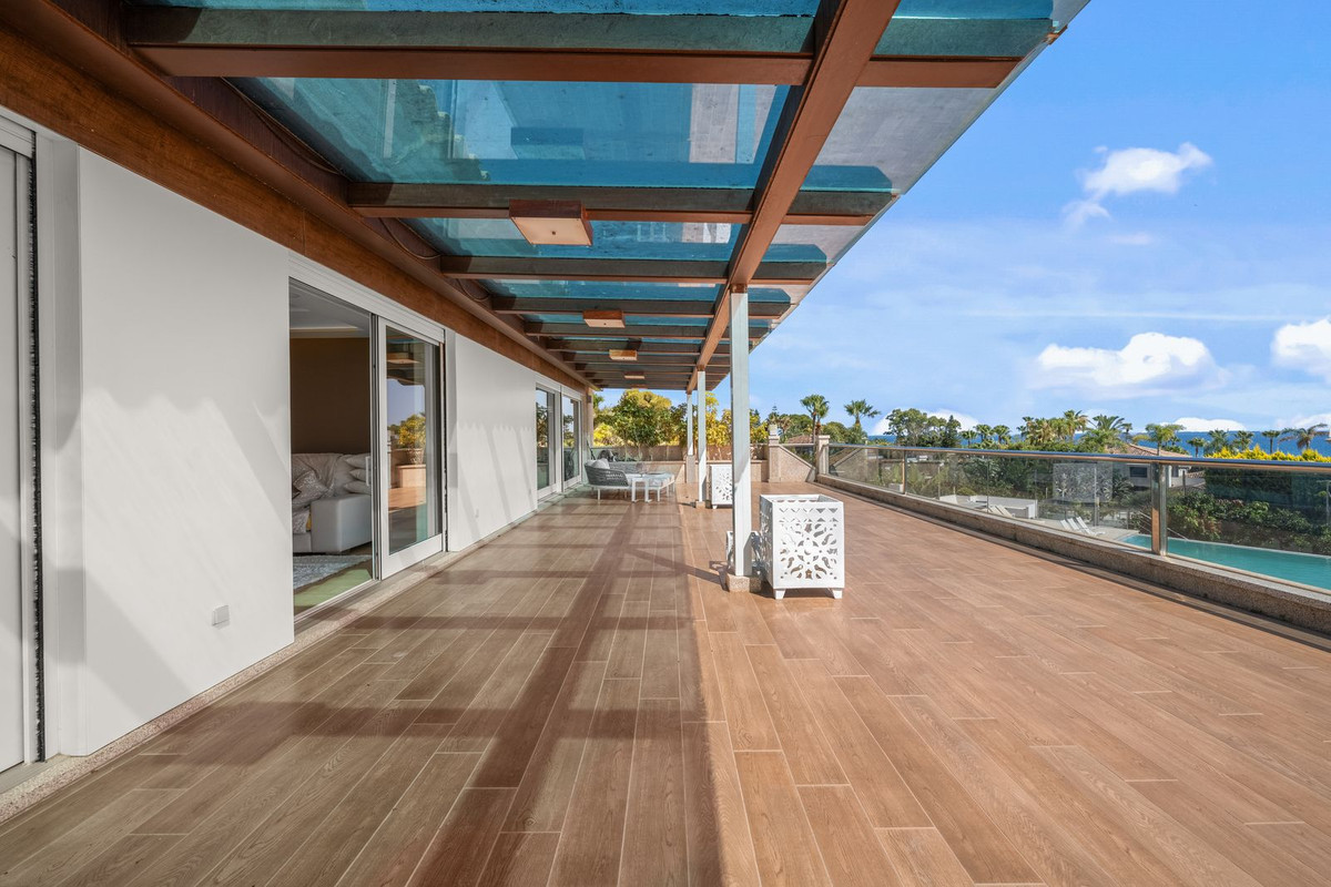 Luxe terras met buitenmeubilair en uitzicht op de omgeving