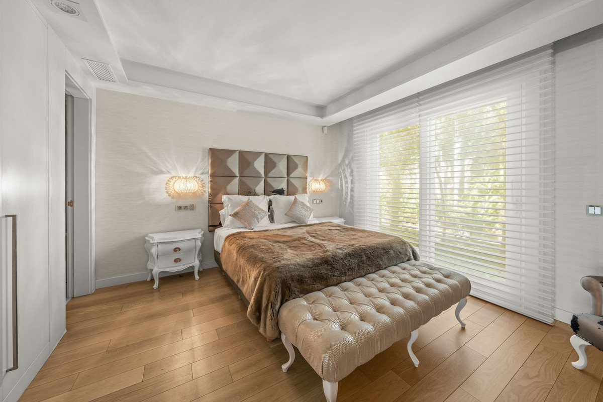 Elegante slaapkamer met houten vloer en luxe bed