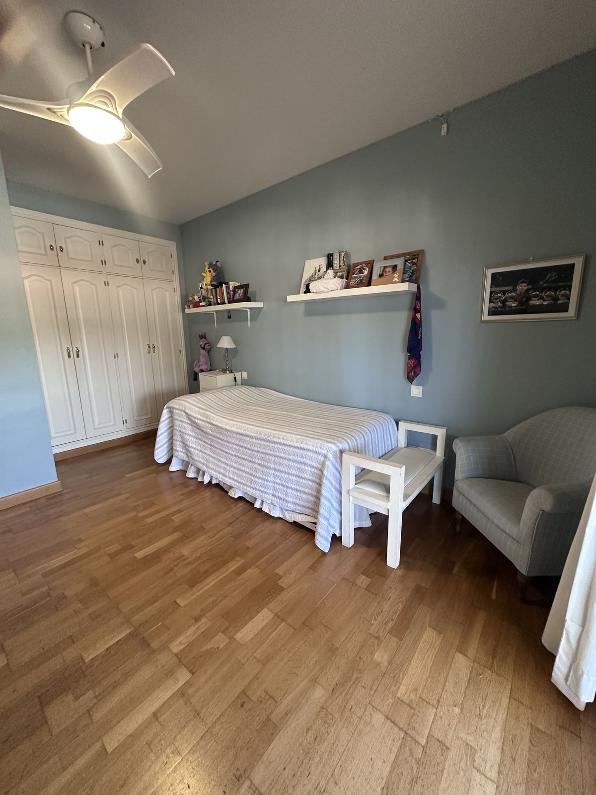 Gezellige slaapkamer met kledingkast en houten vloer