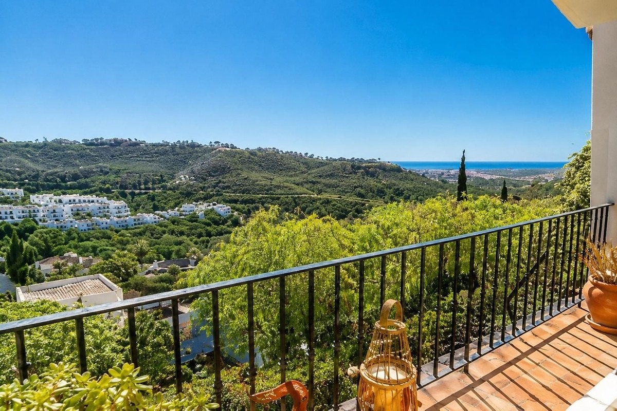 2 Bed Ground Floor Apartment in Benahavís in Benahavís, Apartment