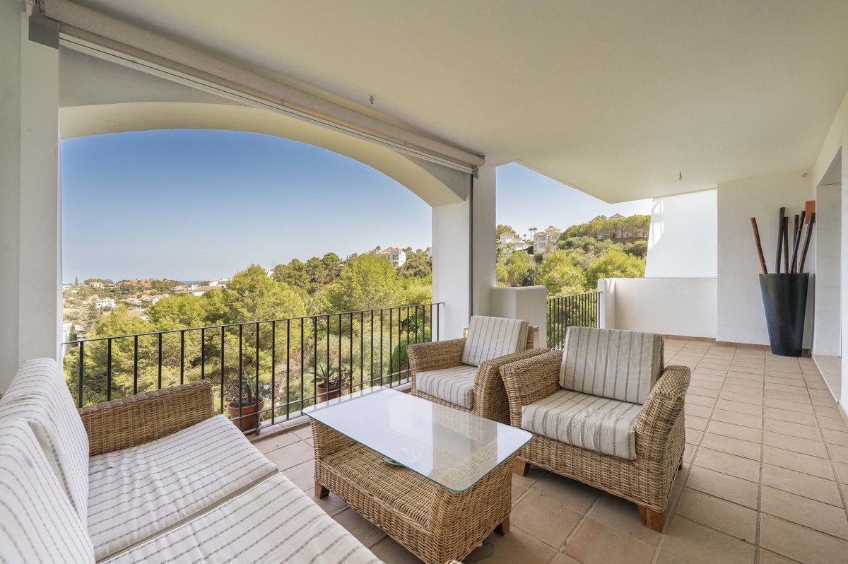 2 Bed Middle Floor Apartment in Benahavís in Benahavís, Apartment