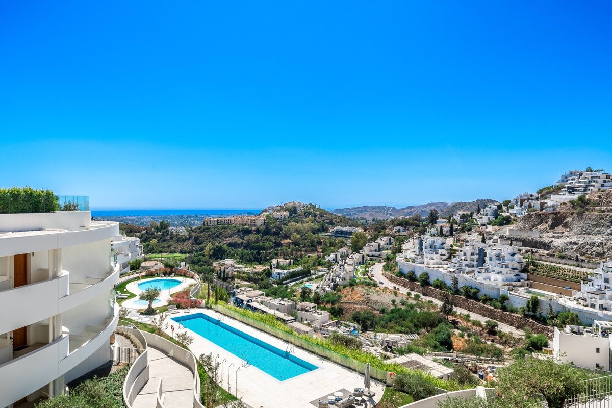 2 Bed Ground Floor Apartment in Benahavís