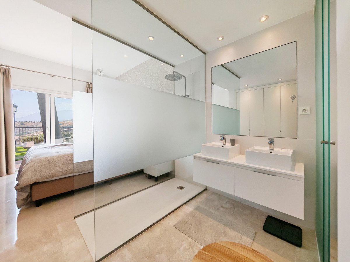 3 Bed Ground Floor Apartment in Benahavís in Benahavís, Apartment