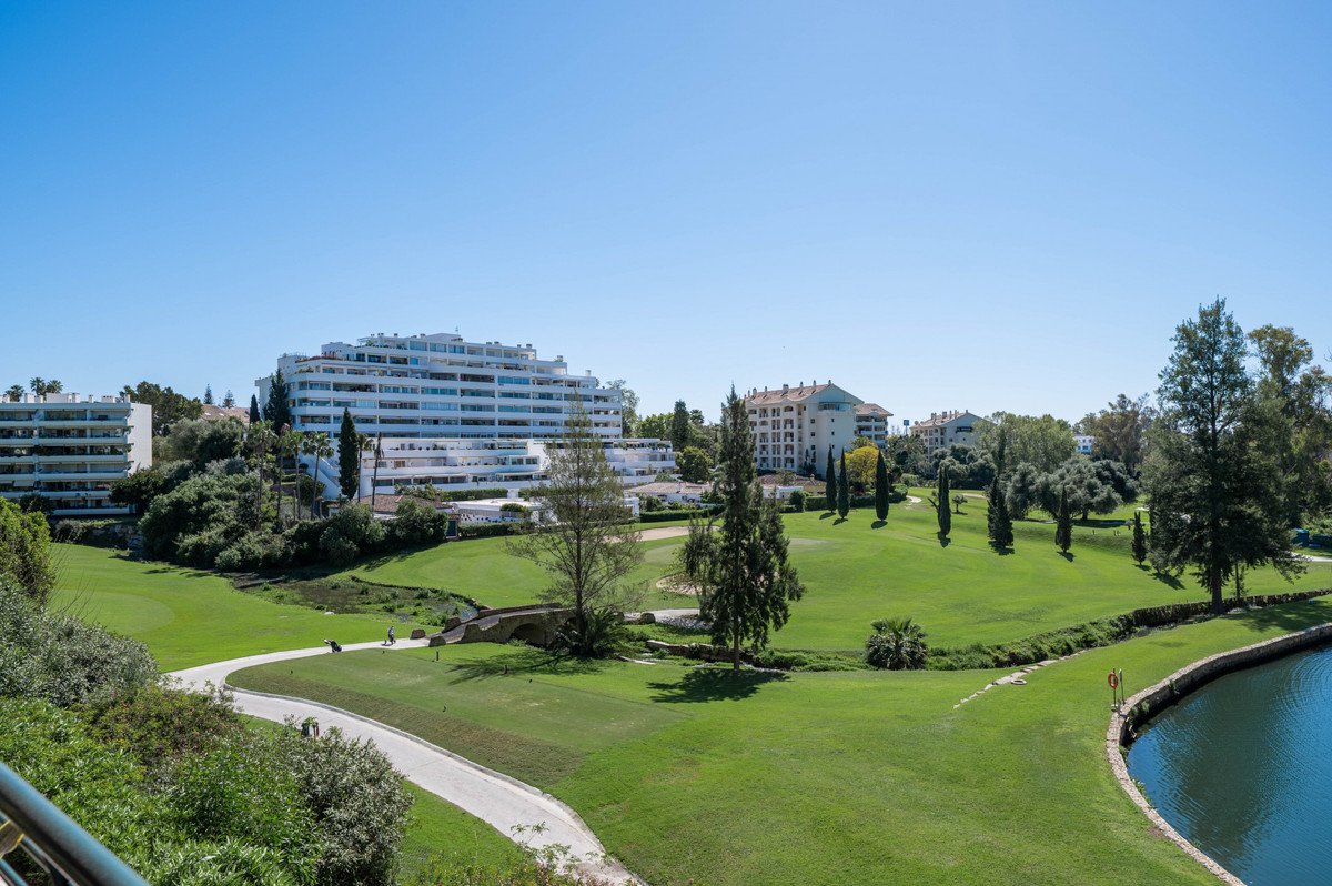 4 Bed Tussenverdieping Appartement in San Pedro de Alcántara in Guadalmina Alta, 