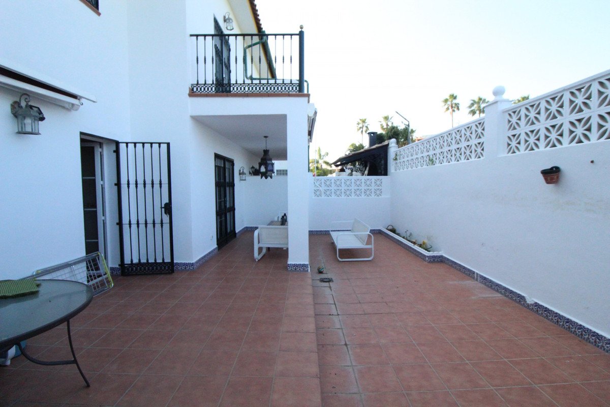 4 Bed بيت مدينة in Guadalmina Alta في Guadalmina Alta, تاون هاوس