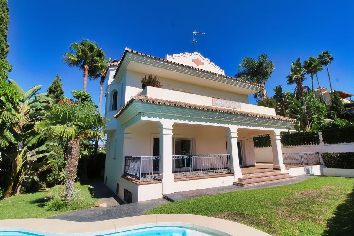 4 Bed 단독 빌라 in Guadalmina Alta