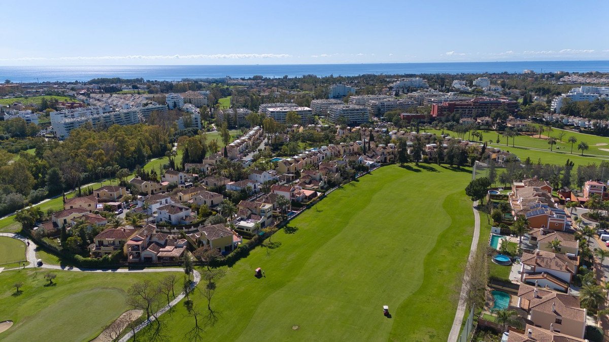 5 Bed Samostatně stojící vila in Guadalmina Alta v Guadalmina Alta, Samostatná vila