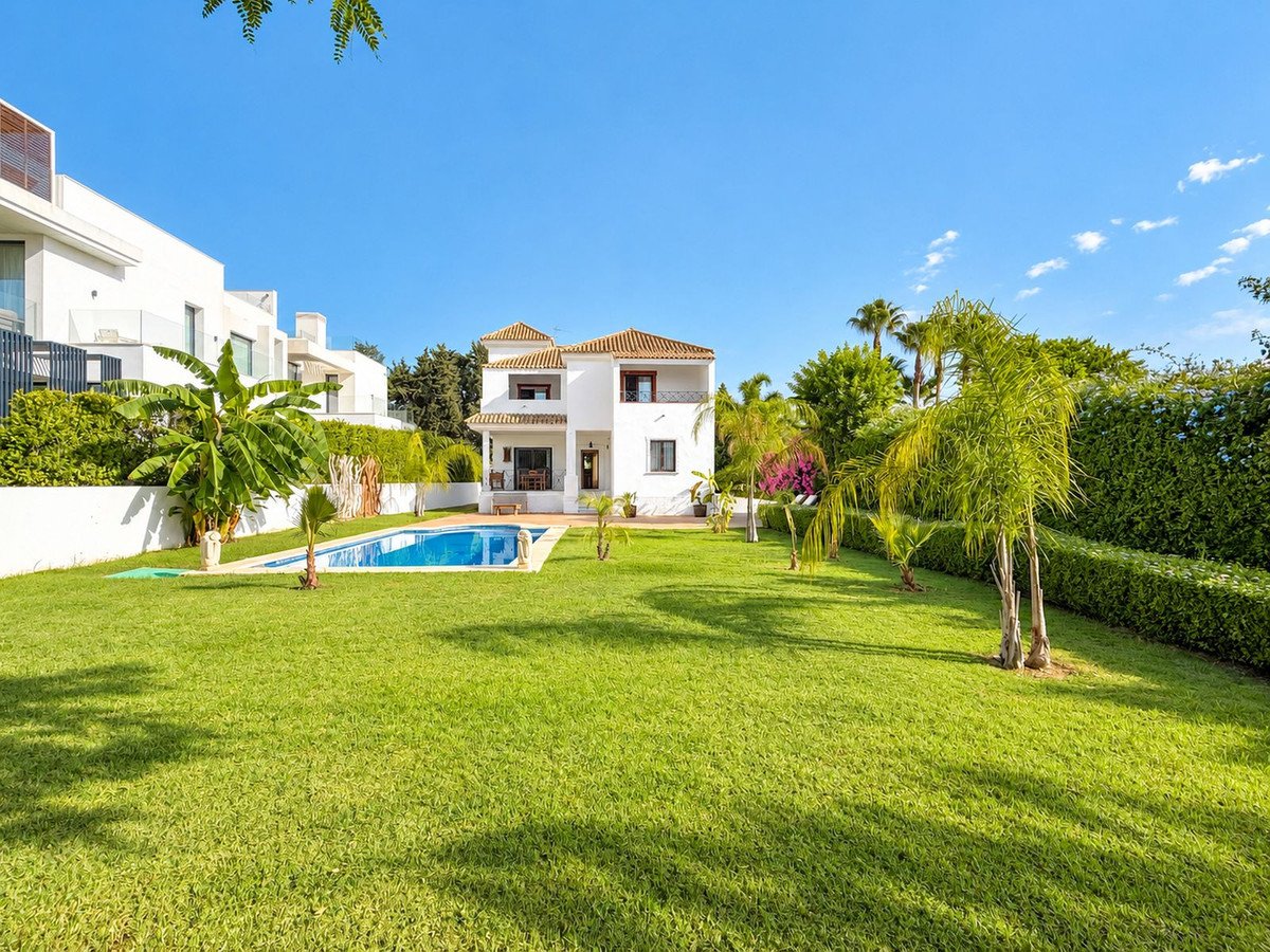 4 Bed فيلا مستقلة in Guadalmina Baja في Guadalmina Baja, 