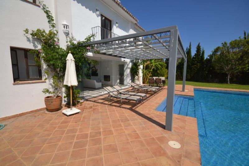 6 Bed فيلا مستقلة in Guadalmina Baja في Guadalmina Baja, فيلا منفصلة
