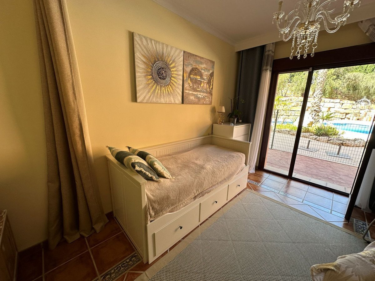 1 Bed شقة في الطابق الأوسط in Benahavís في Benahavís, شقة